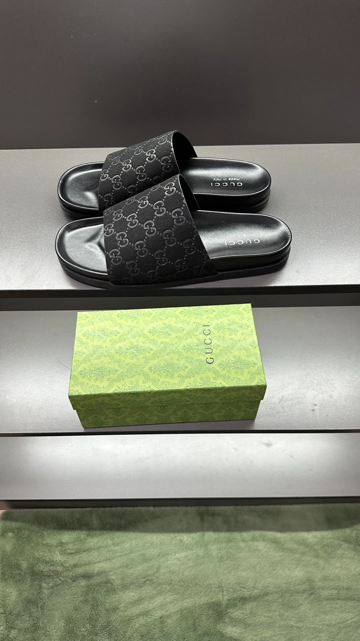 [G Home New Style] P: 300💰Men's size 39~45, (46. Customized) This slipper is made of GG polyester fiber and is decorated with a Gucci label on the front, which adds a striking logo feel to the style. "Gucci Made in Italy" stamped label Rubber sole Flat Made in Italy